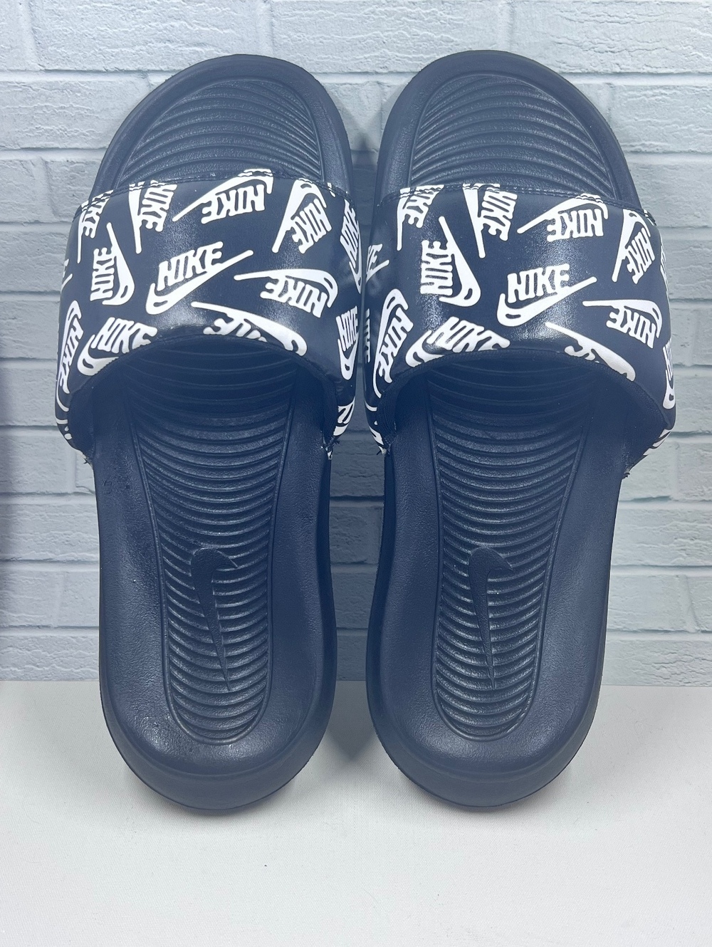 Nike Vitori Repeat Logo One Slides - Picture 2 of 6